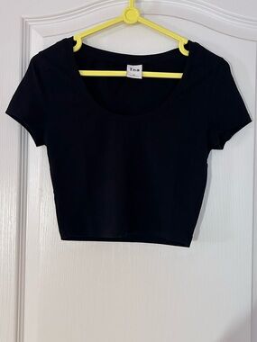 💜 TNA Black Scoop Neck Cropped Tee
